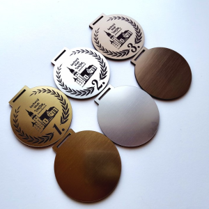 Personalizovaná medaila Vavrín V1 — gravírovaná akrylátová medaila priemer 7,5 cm