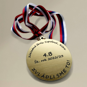 Personalizovaná medaila so stuhou V1 — gravírovaná akrylátová medaila priemer 7 cm