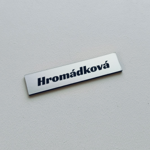 Úzka menovka na schránku 6,5 × 1,5 cm — samolepiaca akrylátová menovka s gravírovaním