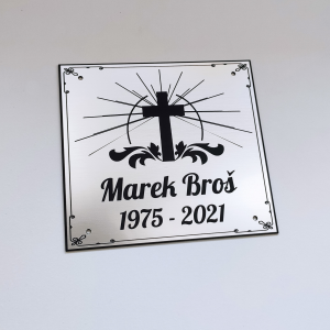 Tabuľka na hrob kríž — plastová náhrobná tabuľka 13×14 cm, laserové gravírovanie