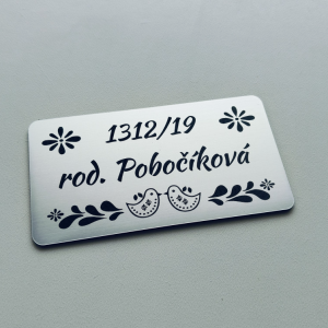 Menovka Folk 1 — samolepiaca akrylátová menovka s ľudovým motívom holubičiek 12,3×6,8 cm