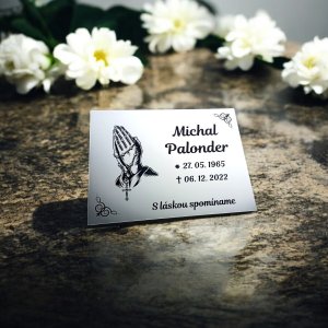 Tabuľka na hrob ruky s ružiencom — plastová náhrobná tabuľka 20×15 cm, laserové gravírovanie