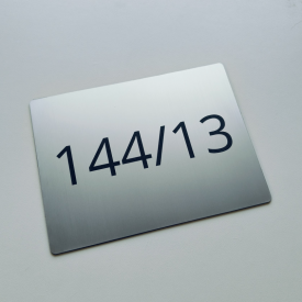 Tabuľka s gravírovaným číslom