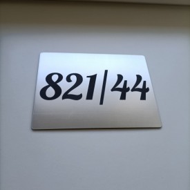 Tabuľka s gravírovaným číslom